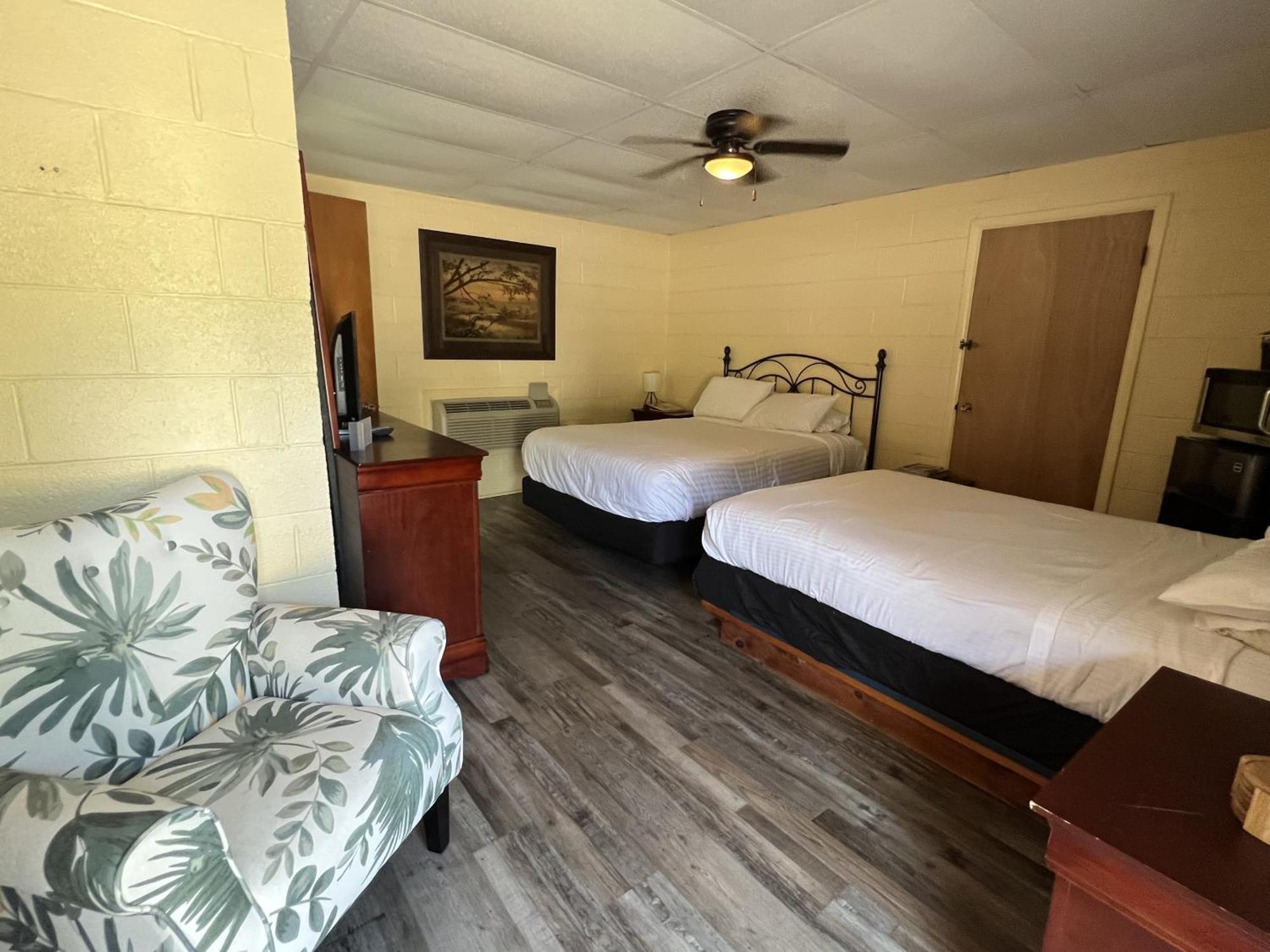 Ji11, Queen Guest Room At The Joplin Inn At The Entrance To Mountain Harbor Resort Hotel Room Mount Ida Екстер'єр фото