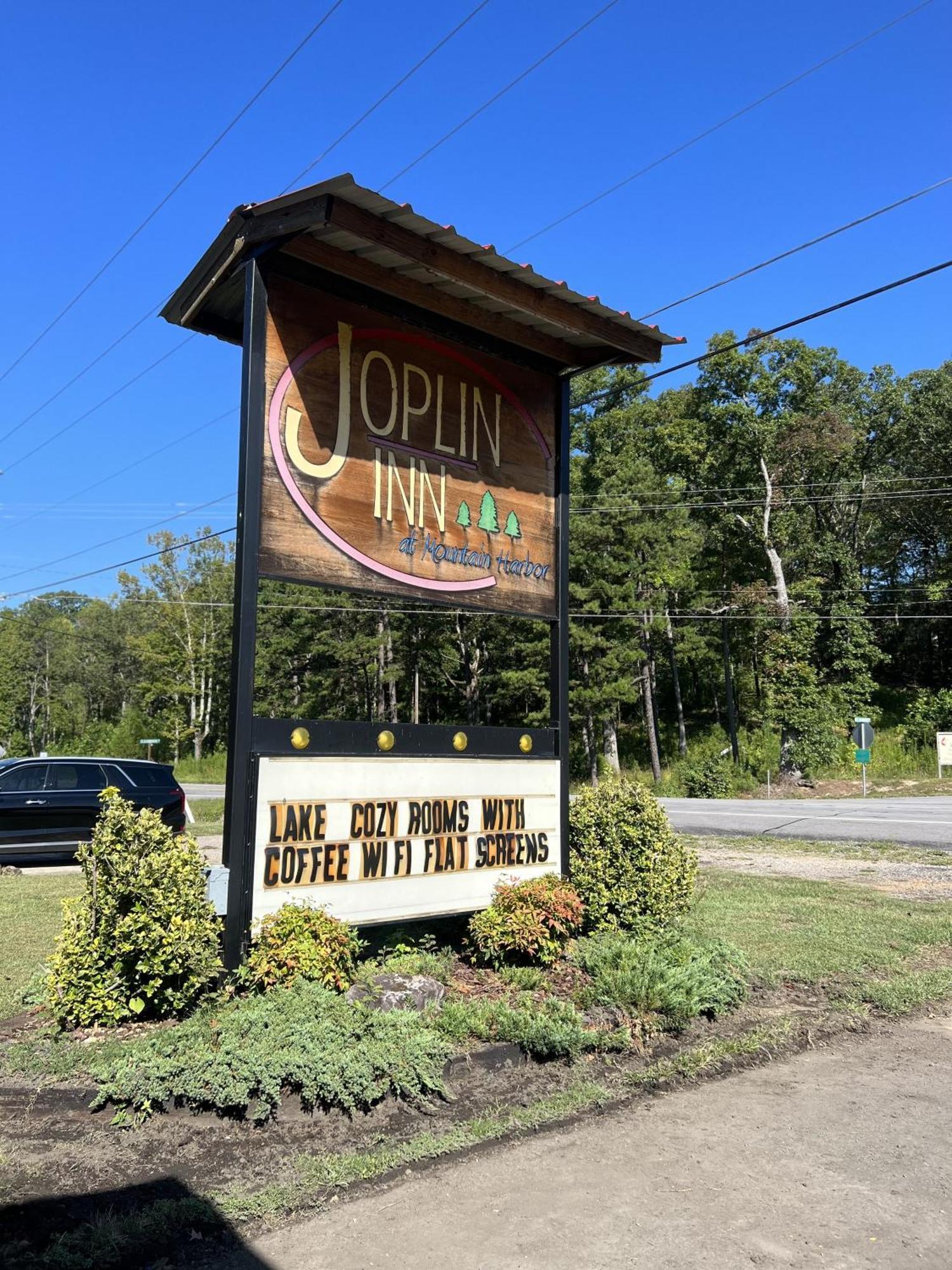 Ji11, Queen Guest Room At The Joplin Inn At The Entrance To Mountain Harbor Resort Hotel Room Mount Ida Екстер'єр фото